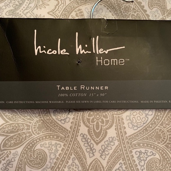 Table runner - Picture 2 of 3